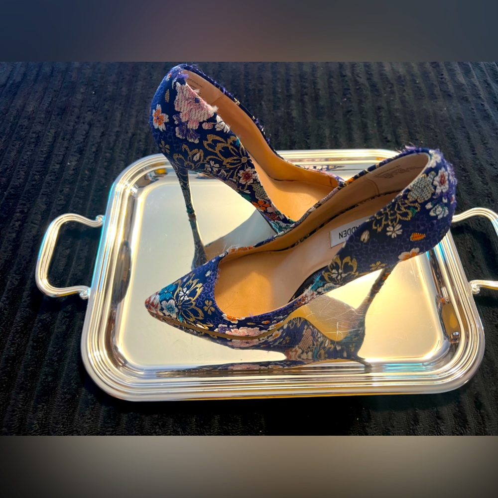 Party shoe, high heel.